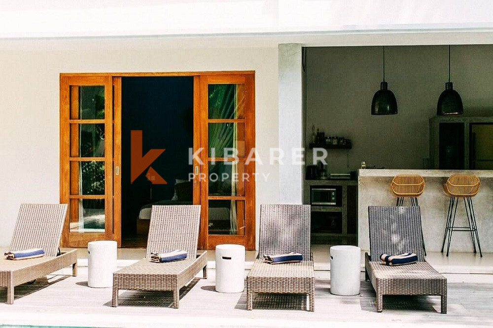 Exquisite Five-Bedrooms Enclosed Livingroom Villa Located in Tranquility of Umalas — image 6