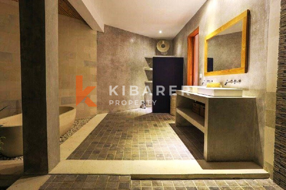 Exquisite Five-Bedrooms Enclosed Livingroom Villa Located in Tranquility of Umalas — image 12