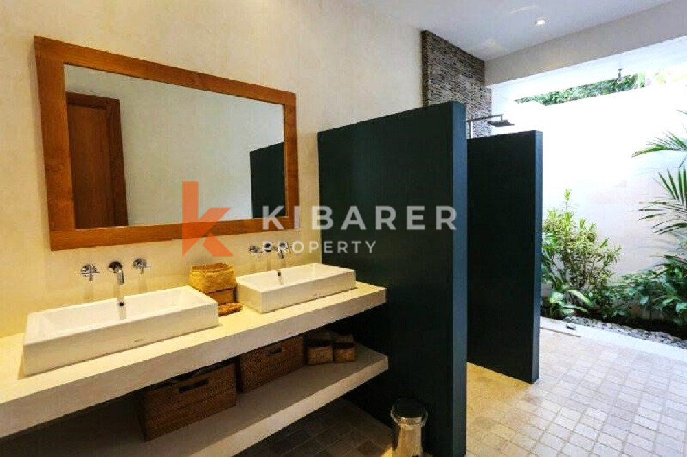 Exquisite Five-Bedrooms Enclosed Livingroom Villa Located in Tranquility of Umalas — image 14