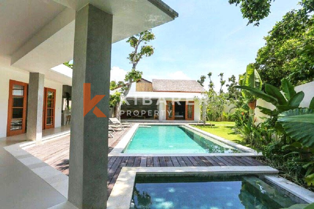 Exquisite Five-Bedrooms Enclosed Livingroom Villa Located in Tranquility of Umalas — image 2