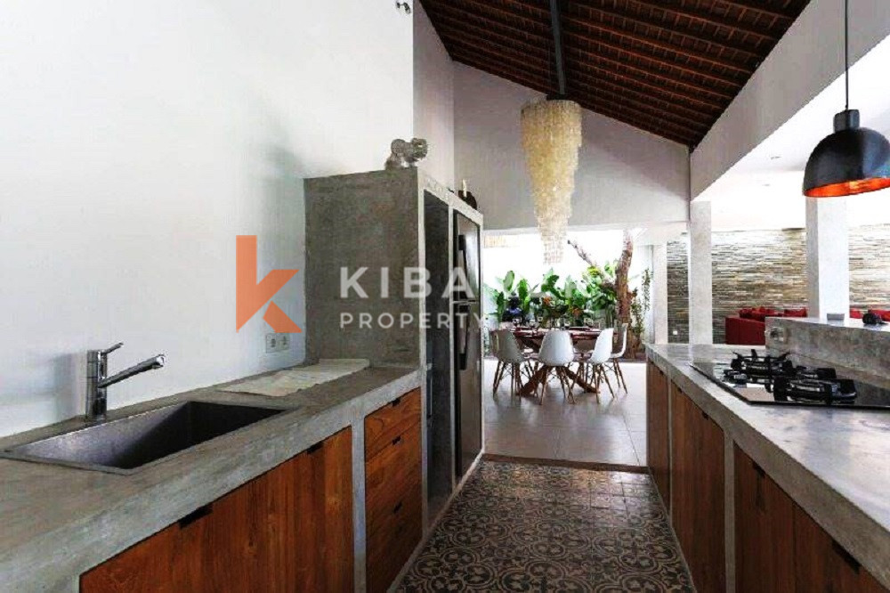 Exquisite Five-Bedrooms Enclosed Livingroom Villa Located in Tranquility of Umalas — image 17