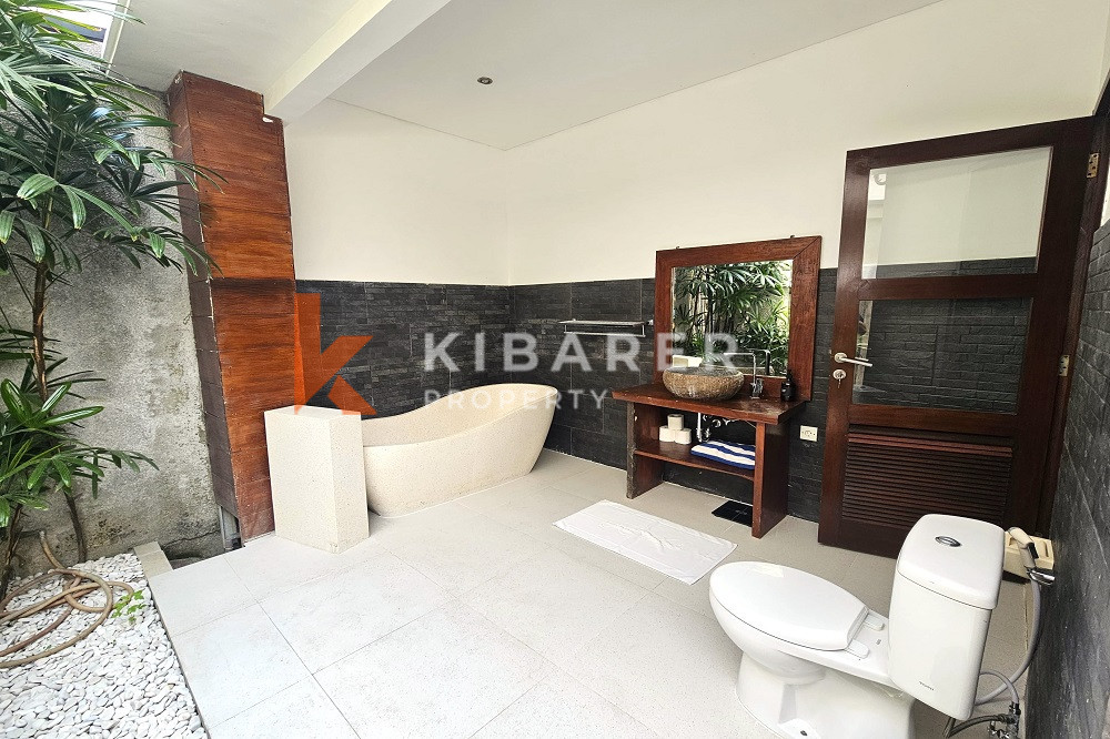 Wonderful Three-Bedrooms Enclosed Living Villa with Rooftop Located in Umalas Area — image 8