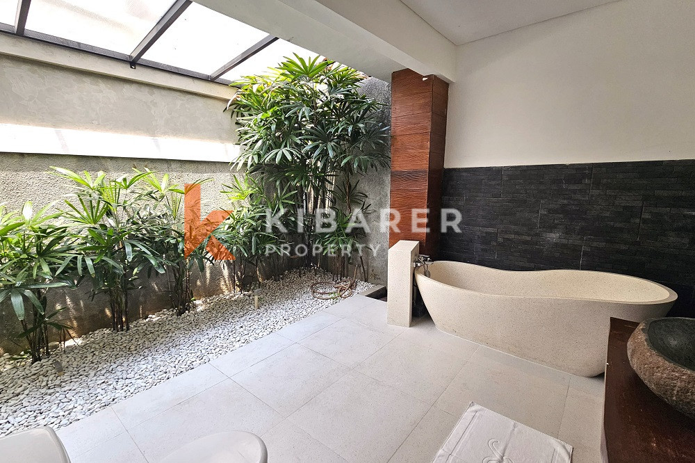 Wonderful Three-Bedrooms Enclosed Living Villa with Rooftop Located in Umalas Area — image 15