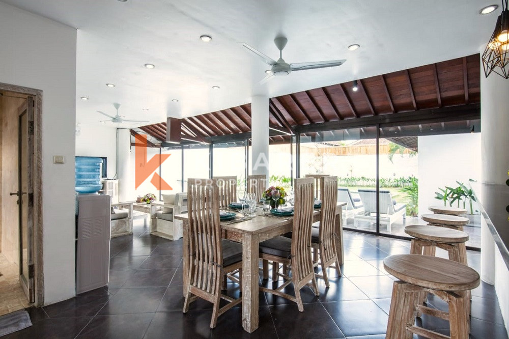 Spacious Fully Furnished Four-Bedrooms Enclosed Living Villa Situated in Seminyak Area — image 5