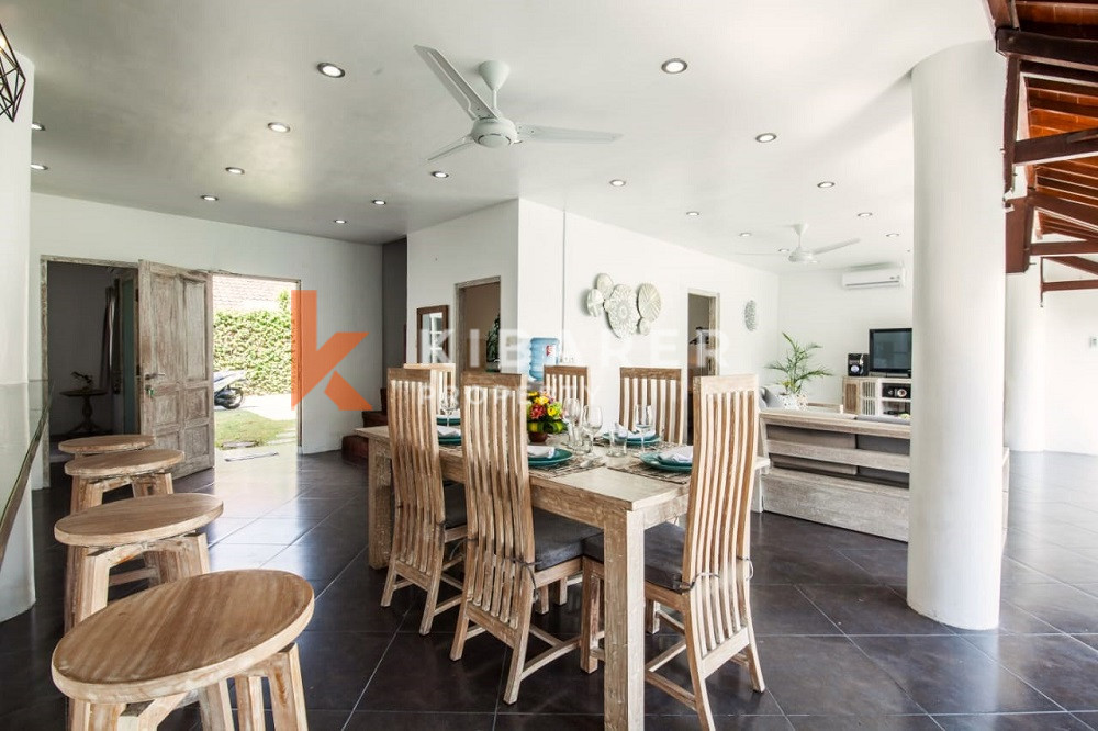 Spacious Fully Furnished Four-Bedrooms Enclosed Living Villa Situated in Seminyak Area — image 3