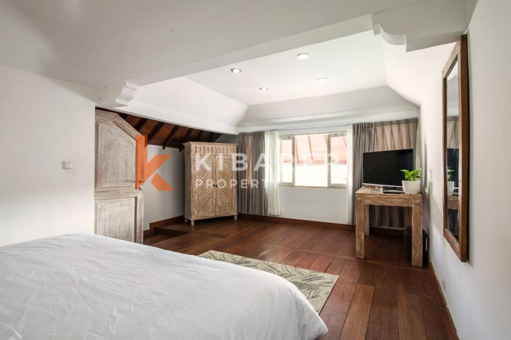 Spacious Fully Furnished Four-Bedrooms Enclosed Living Villa Situated in Seminyak Area — image 11