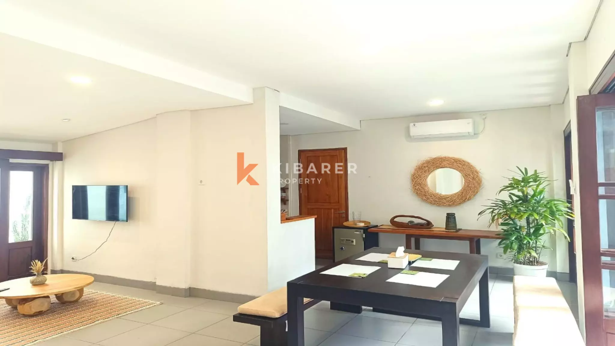 Beautiful Two-Bedroom Villa with Enclosed Living Room and Pool in Ungasan — image 5