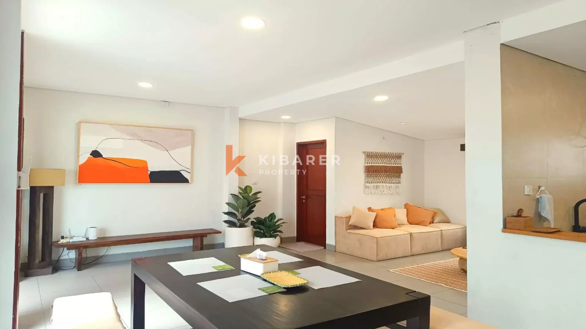 Beautiful Two-Bedroom Villa with Enclosed Living Room and Pool in Ungasan — image 6