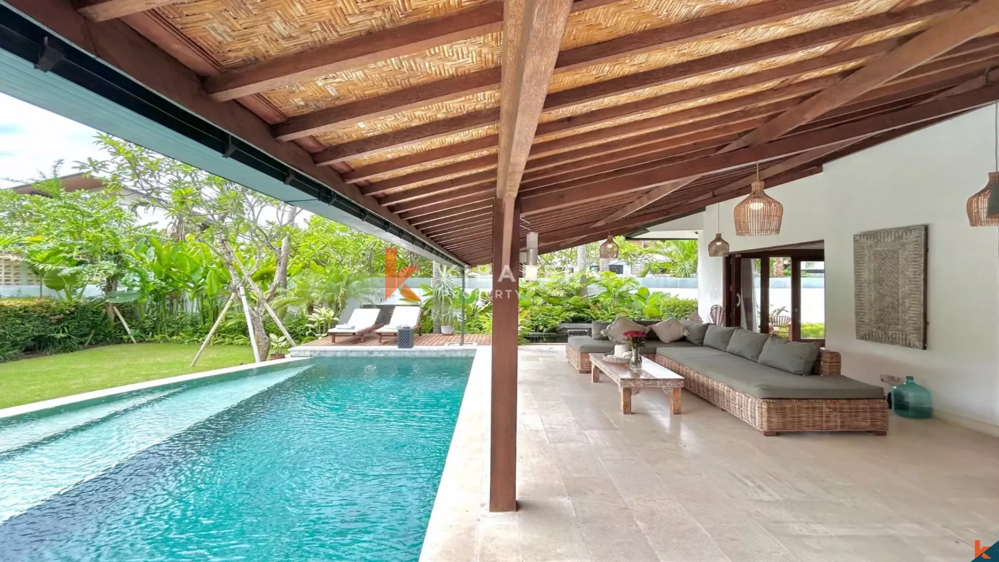 Tropical Bliss: Charming Three-Bedroom Enclosed Living Villa in Berawa — image 4