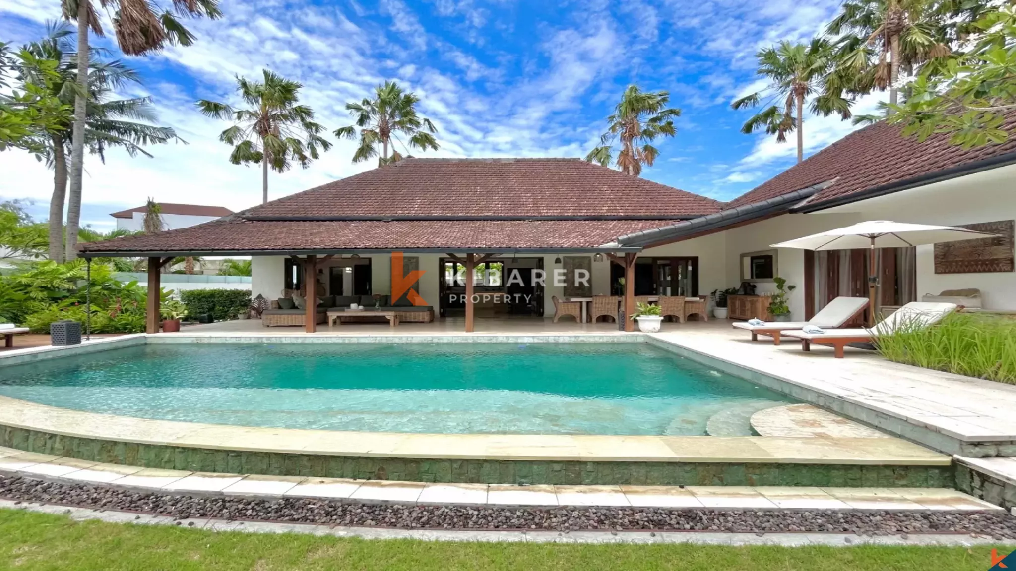 Tropical Bliss: Charming Three-Bedroom Enclosed Living Villa in Berawa — image 1