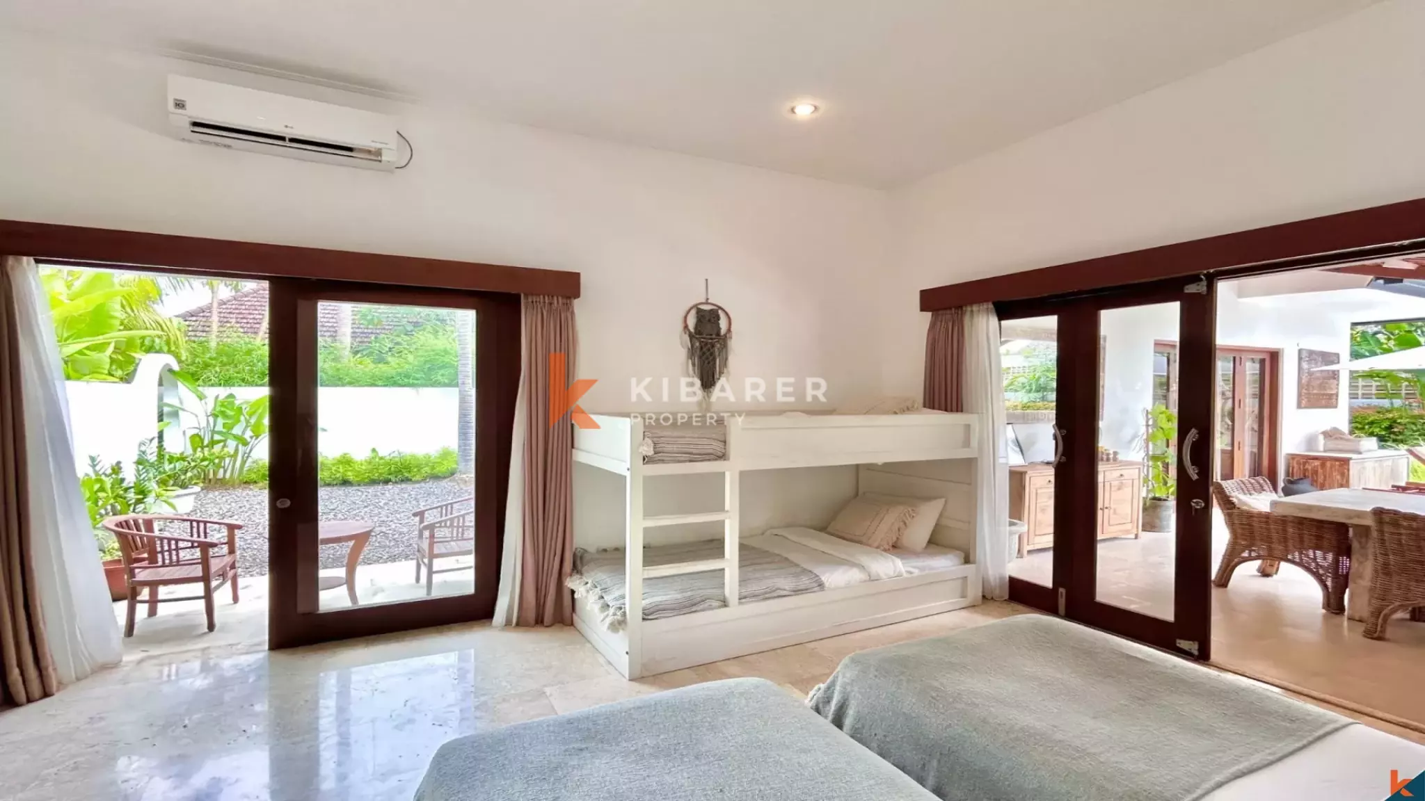 Tropical Bliss: Charming Three-Bedroom Enclosed Living Villa in Berawa — image 12