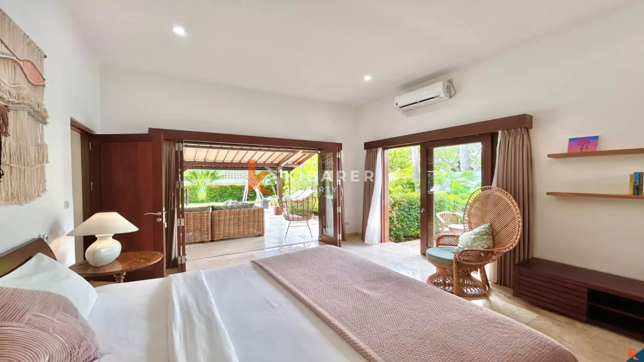 Tropical Bliss: Charming Three-Bedroom Enclosed Living Villa in Berawa — image 16
