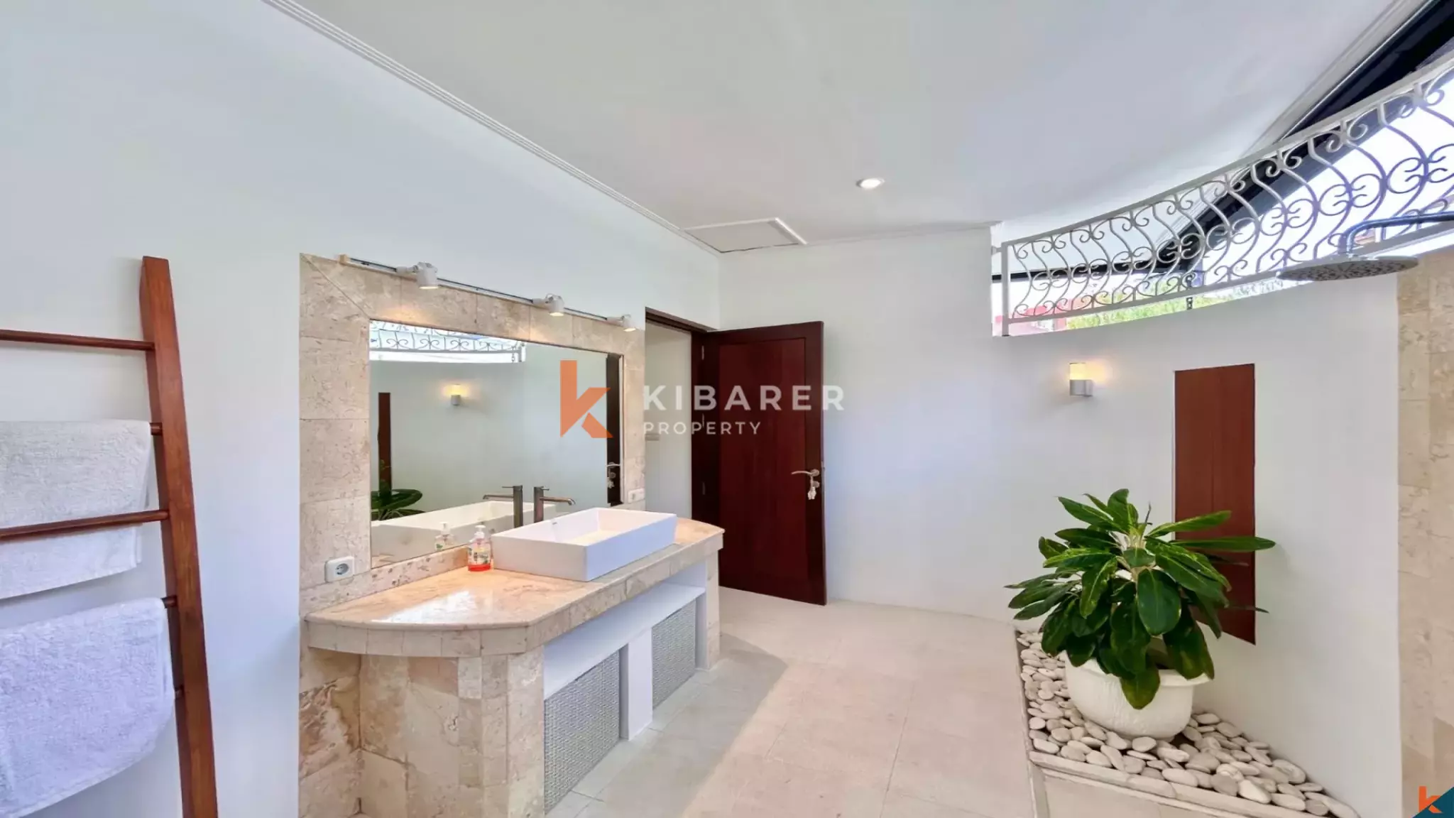 Tropical Bliss: Charming Three-Bedroom Enclosed Living Villa in Berawa — image 13