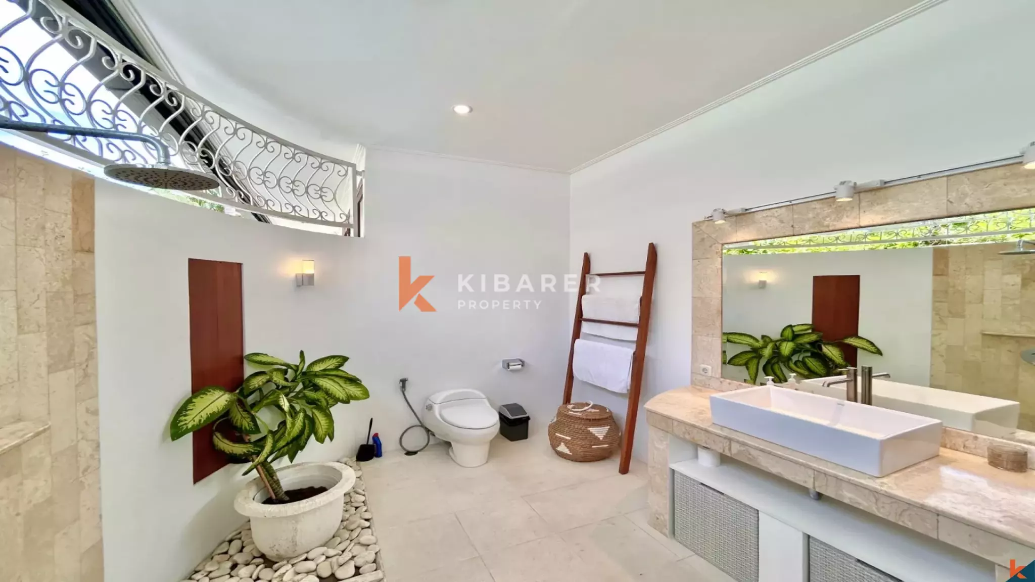 Tropical Bliss: Charming Three-Bedroom Enclosed Living Villa in Berawa — image 14