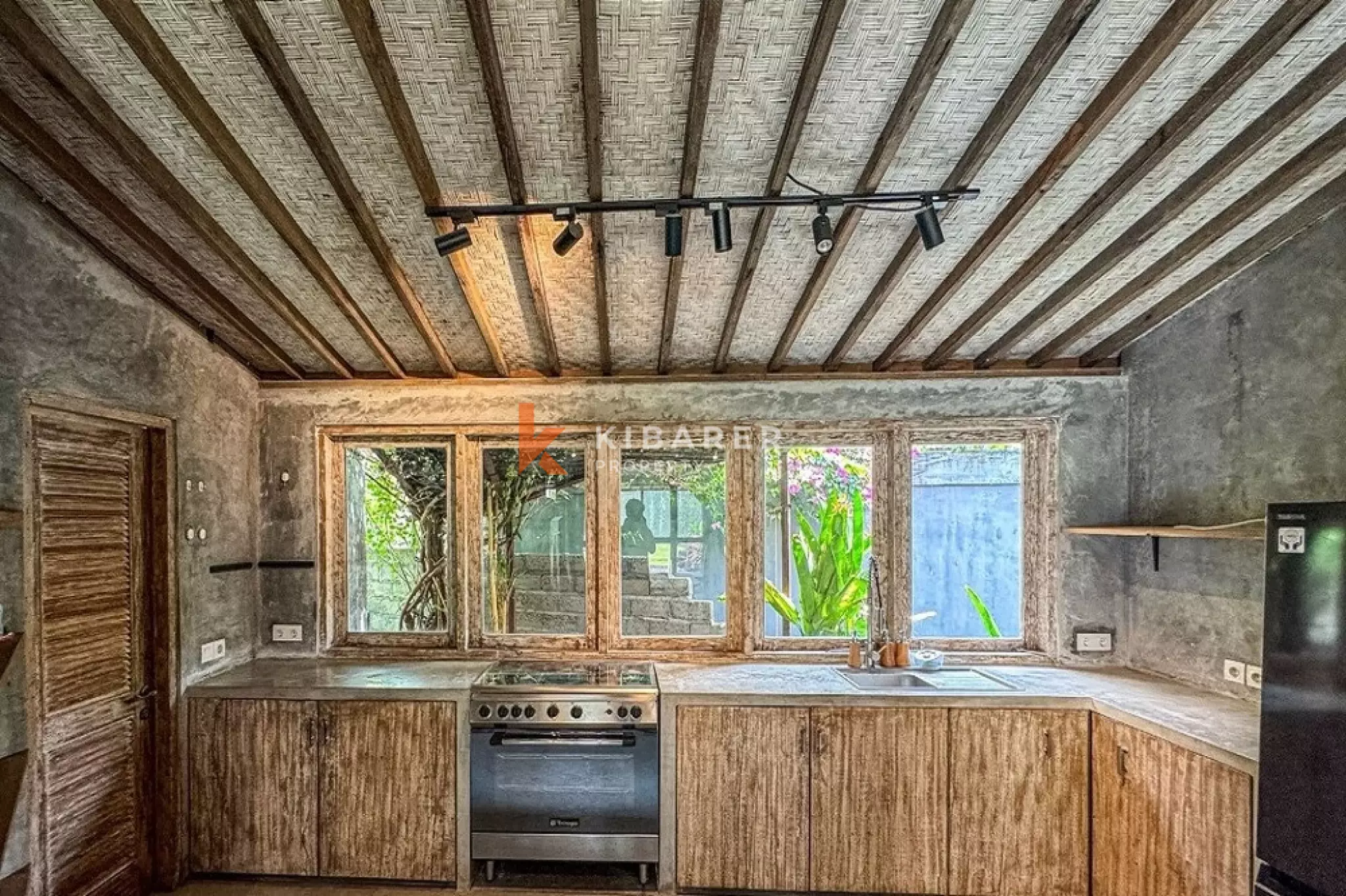 Tropical Haven Spacious Five-Bedrooms Plus Two-Bedrooms Open Living Villa in the Heart of Kerobokan — image 15