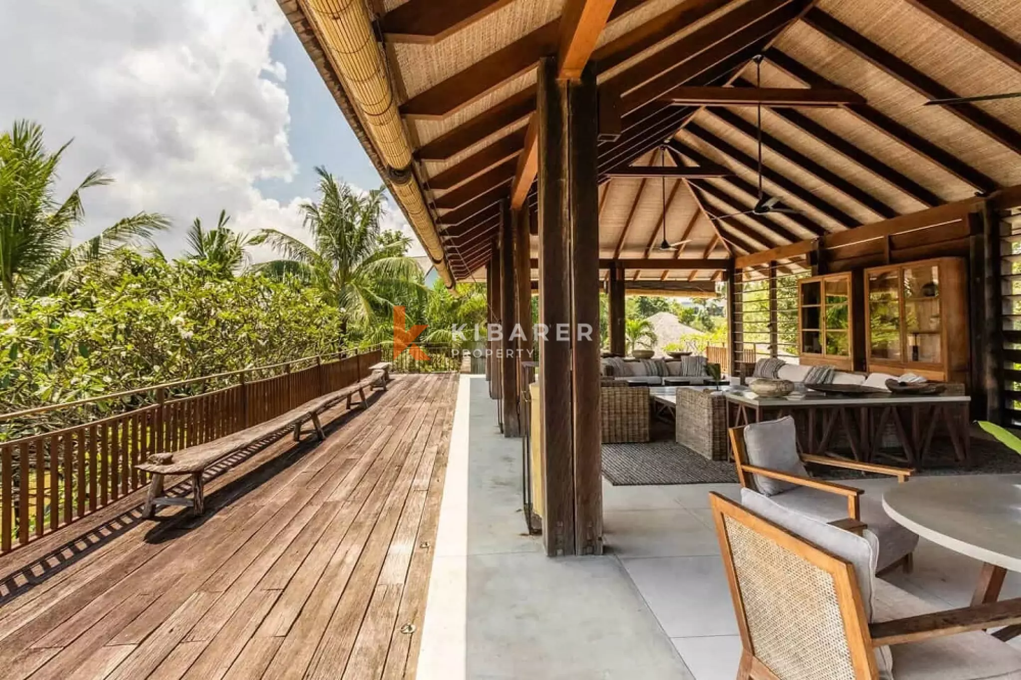 Spacious Seven-Bedroom Villa in Cemagi — image 3