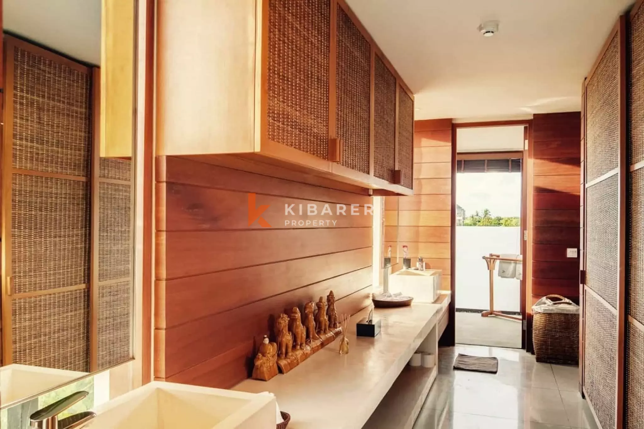 Spacious Seven-Bedroom Villa in Cemagi — image 19