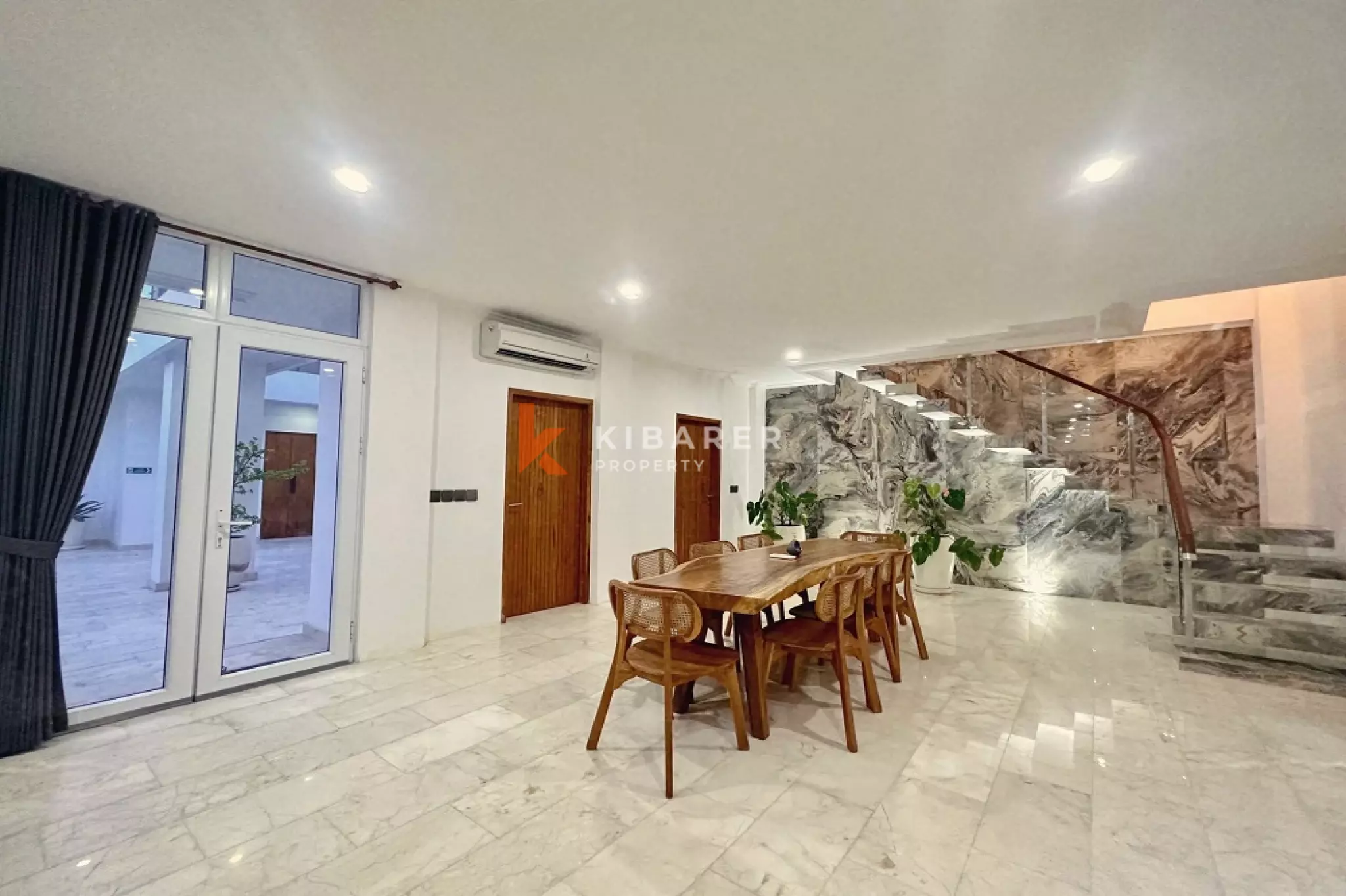 Elegant Four-Bedroom Villa in the Tumbak Bayuh Area — image 11