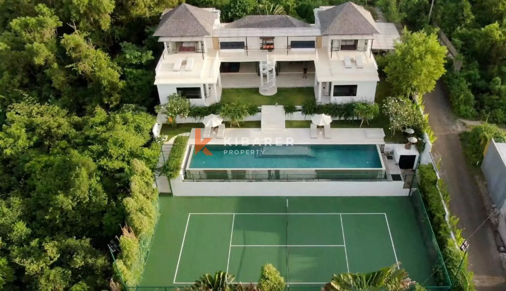Luxurious Six Bedroom Villa in Balangan Hill
