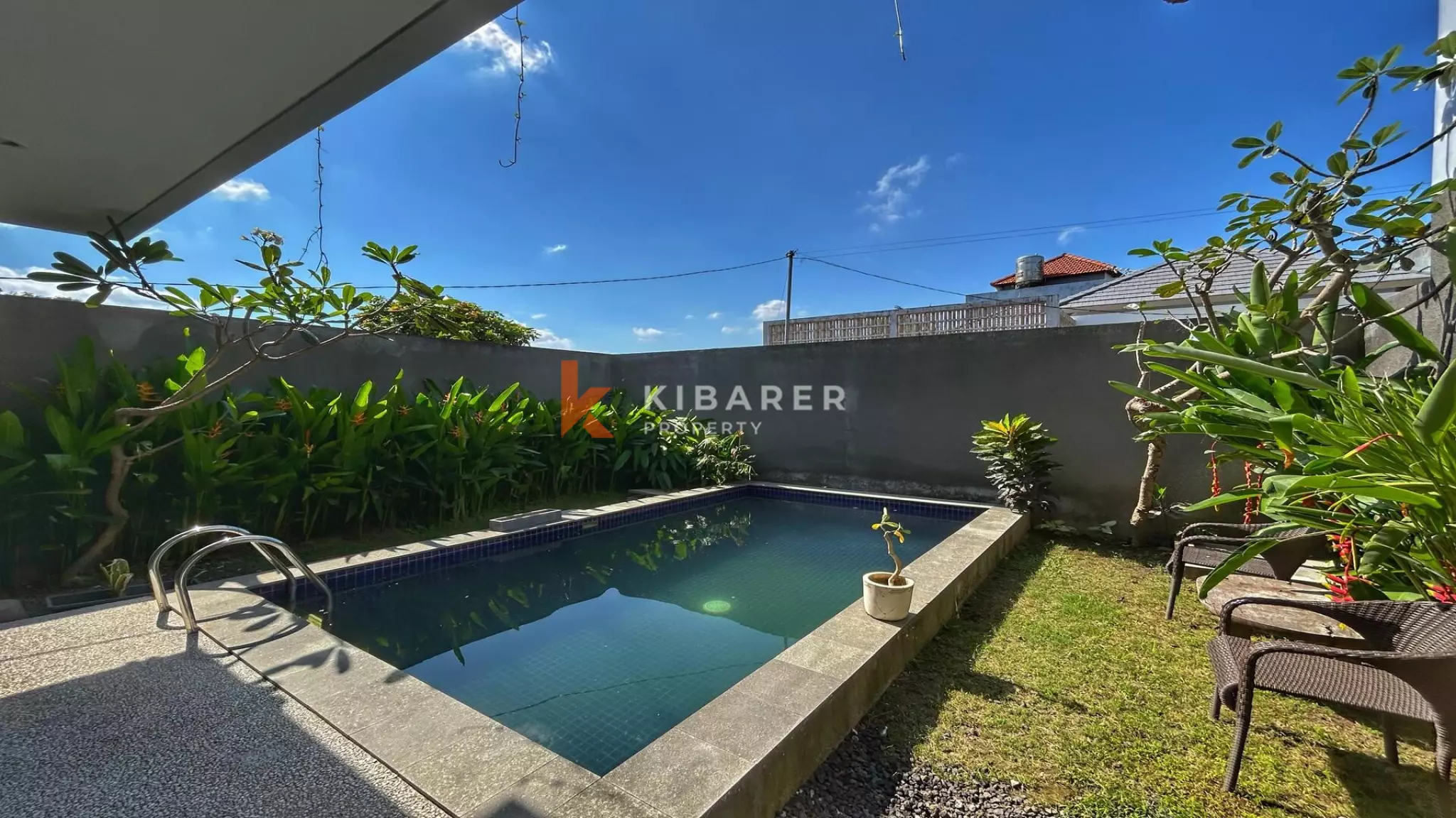 Charming Modern Two-Bedroom Villa with Enclosed Living Room in Tumbak Bayuh — image 2
