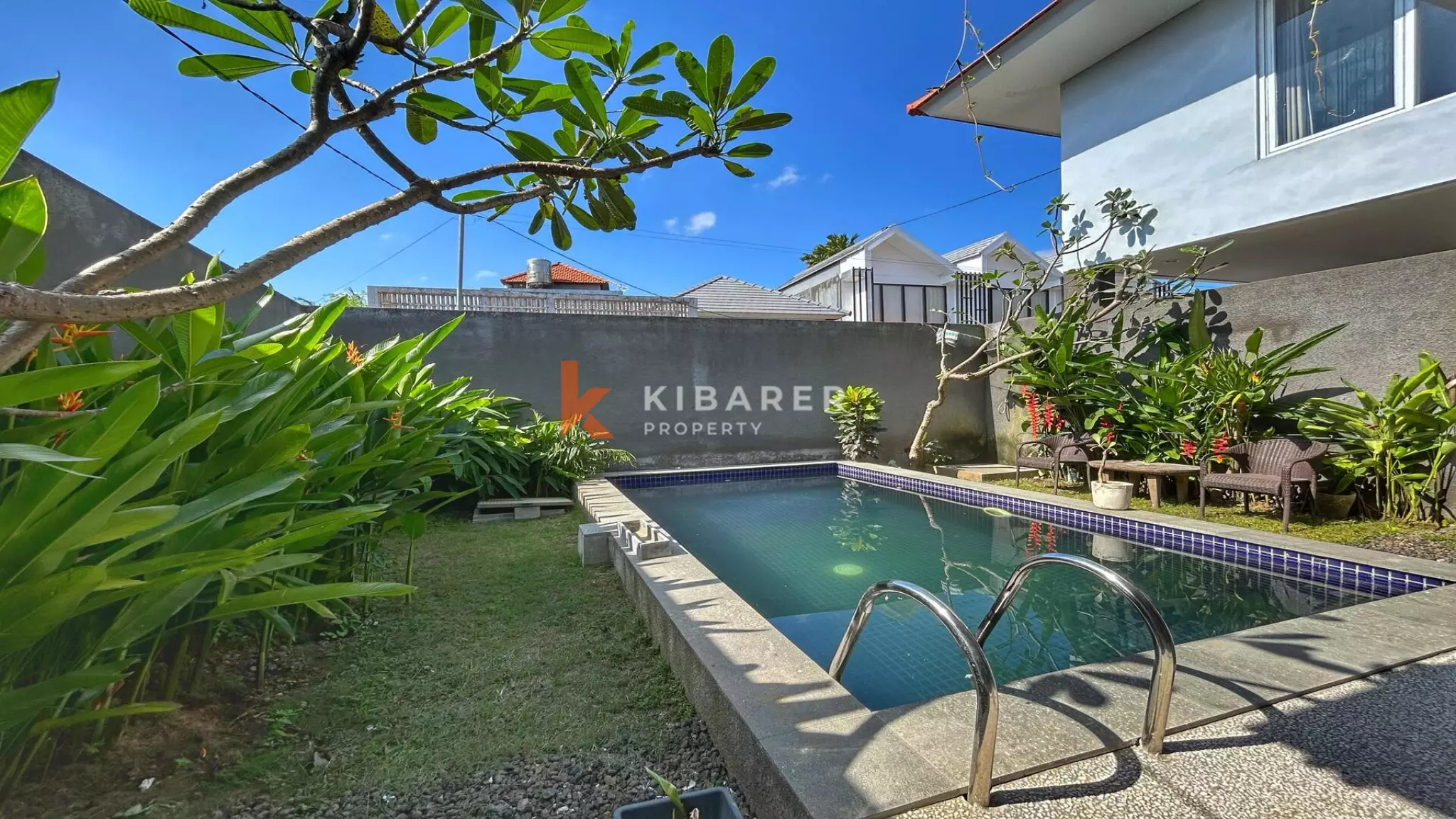 Charming Modern Two-Bedroom Villa with Enclosed Living Room in Tumbak Bayuh — image 3