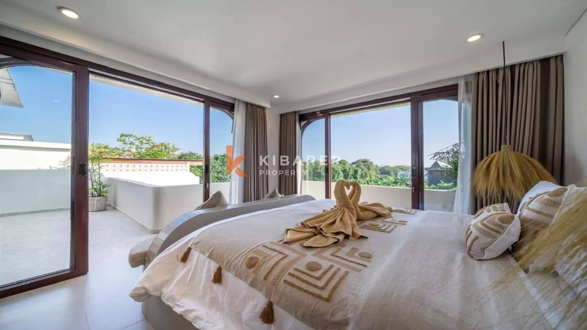 Stunning Three-Bedroom Villa with Rooftop in Pererenan — image 8