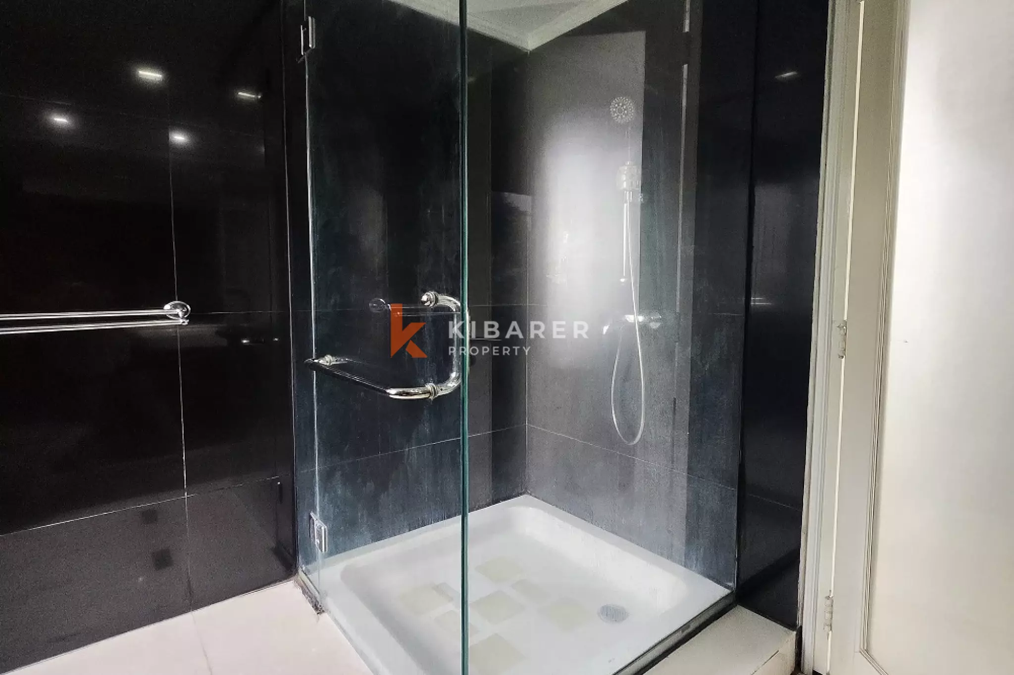 Grande Tropical Four-Bedrooms Villa in Ungasan — image 15