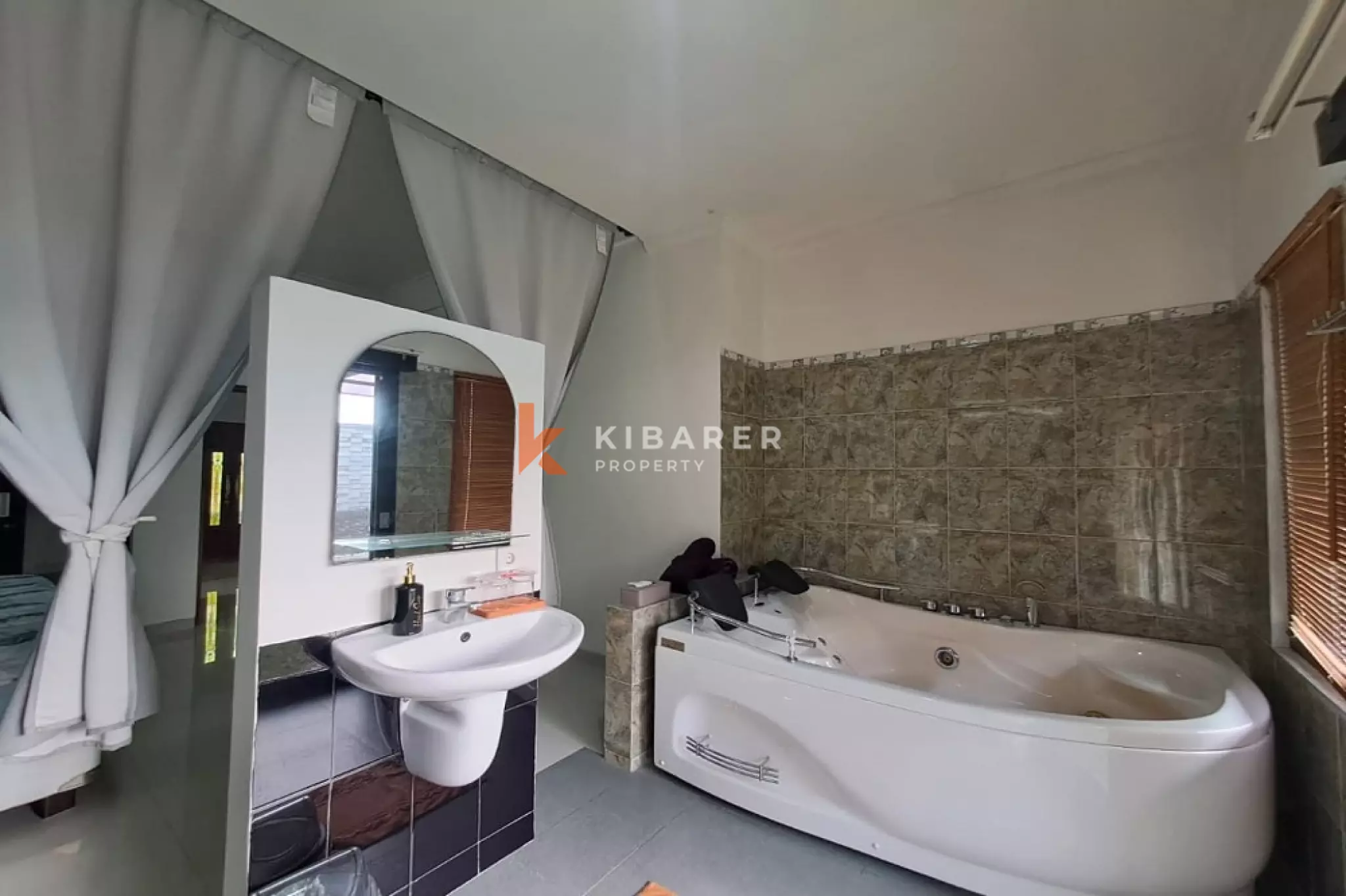 Homey Three-Bedrooms Villa in Nusa Dua — image 18