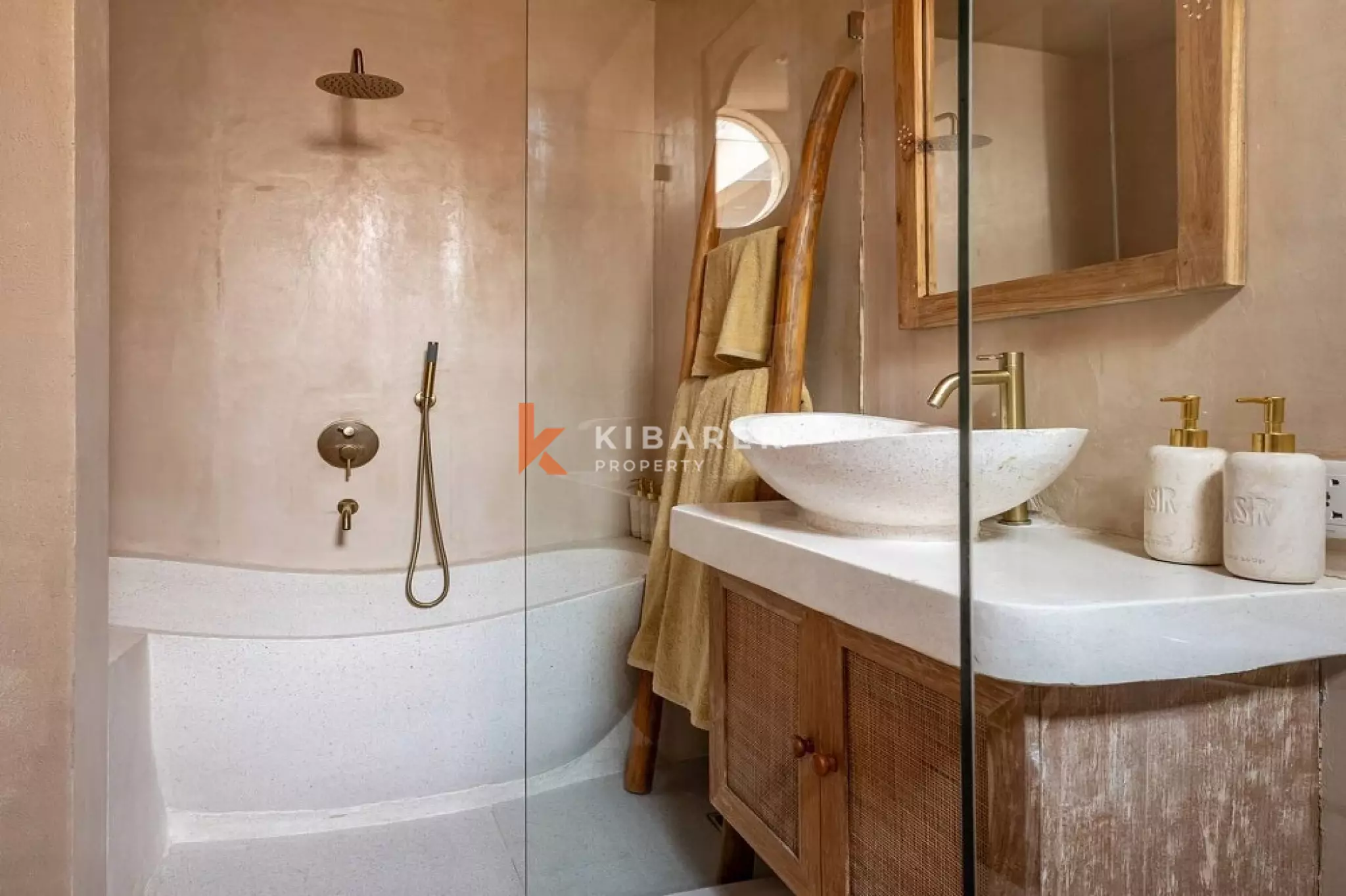 Fengshui Harmony Two-Bedrooms Enclosed Villa in Bingin — image 10