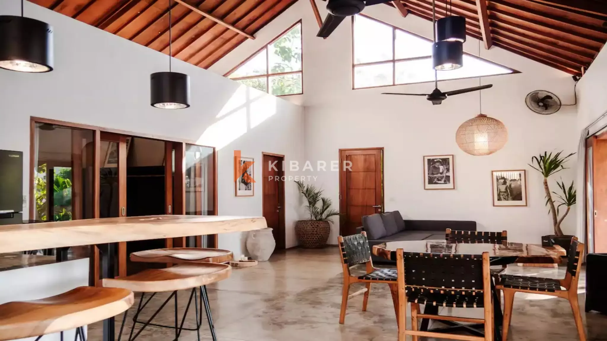 Chic One-Bedroom Villa with Enclosed Living in Uluwatu — image 2