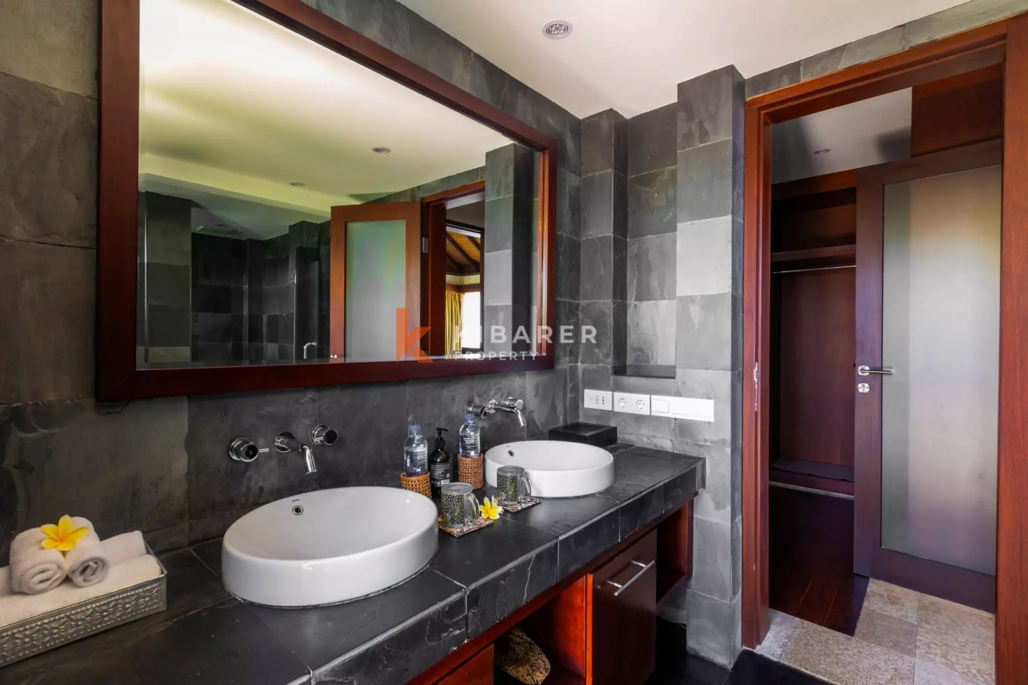Six Bedroom Hilltop Haven with Panoramic Indian Ocean Views in Kutuh — image 13
