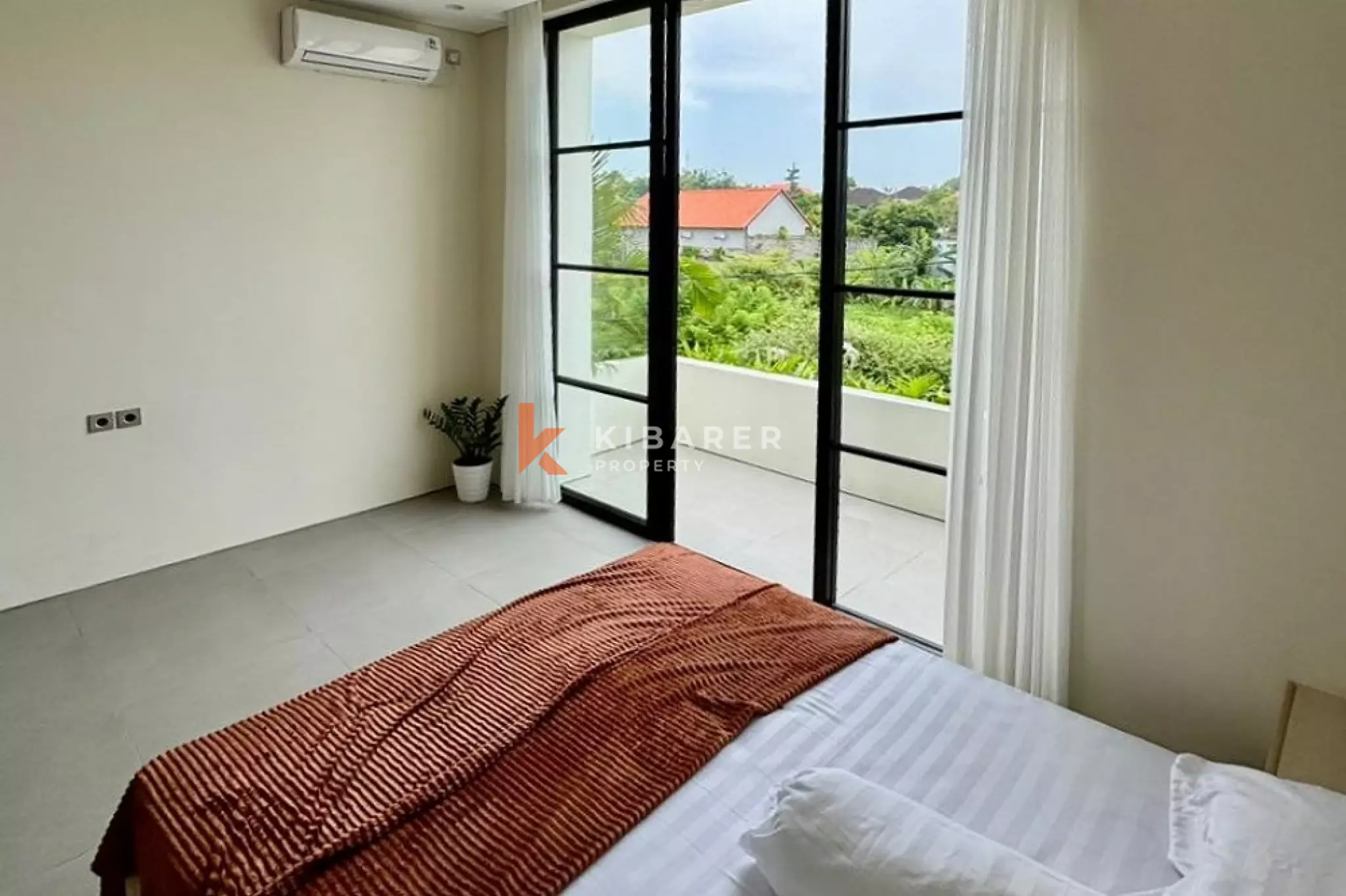 White Stone Three-Bedrooms Open Villa in Nusa Dua — image 8