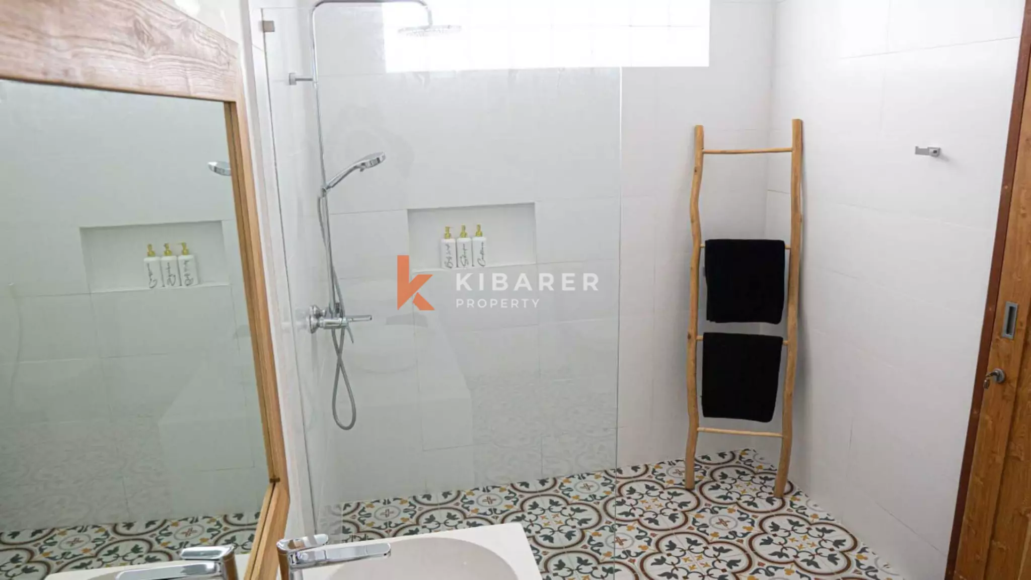 Modern Spacious Four Bedroom Villa in Mertanadi — image 14