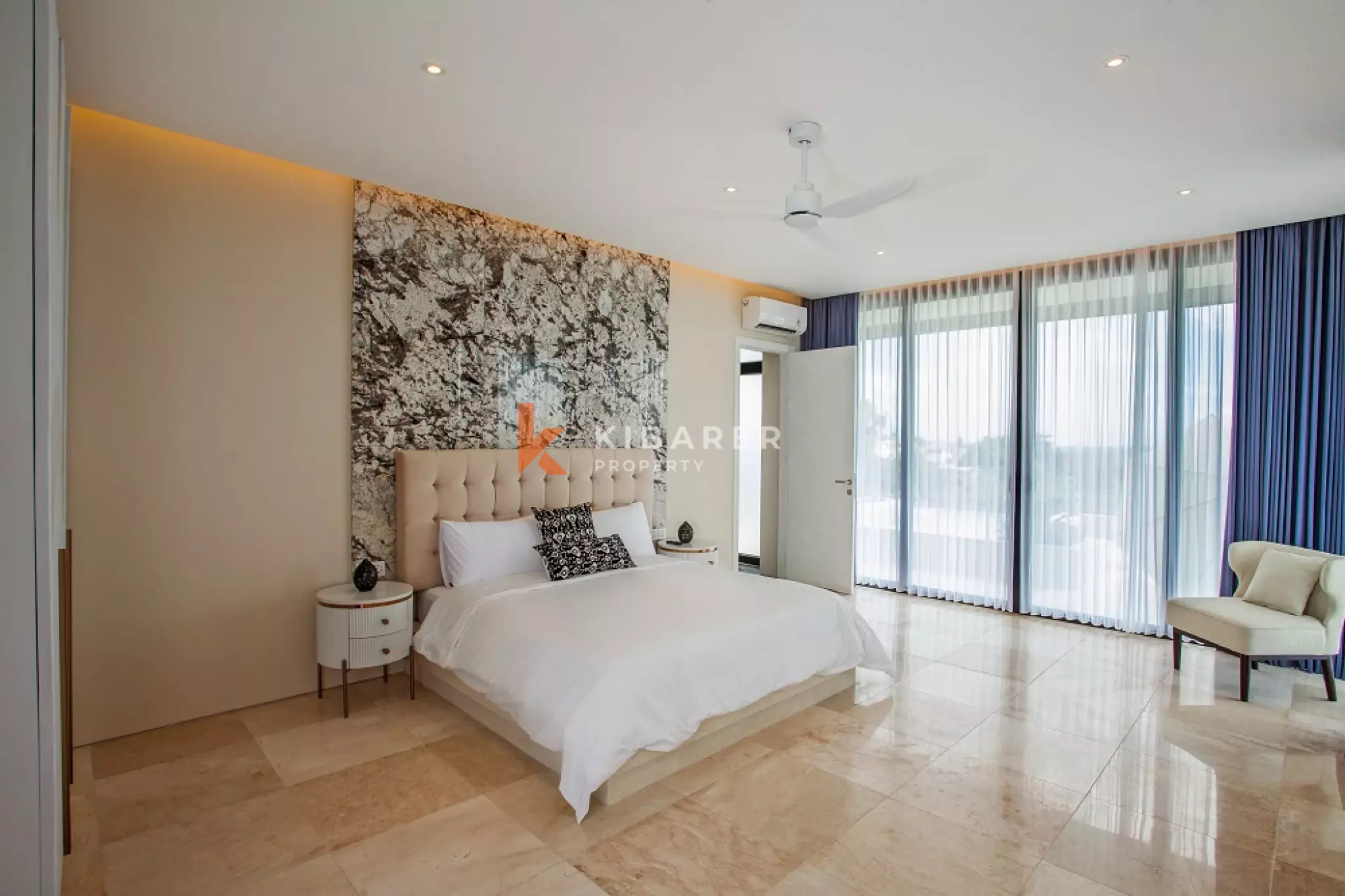 Elegant Four-Bedrooms Enclosed Living Villa in Pererenan Area — image 8