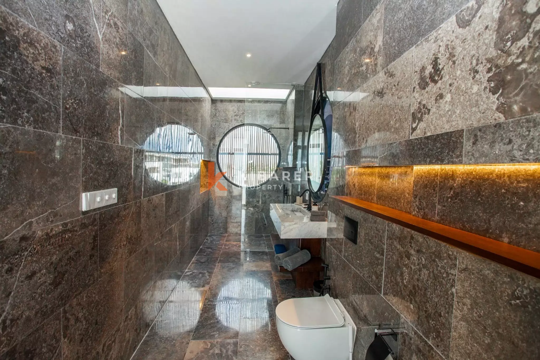 Elegant Four-Bedrooms Enclosed Living Villa in Pererenan Area — image 13