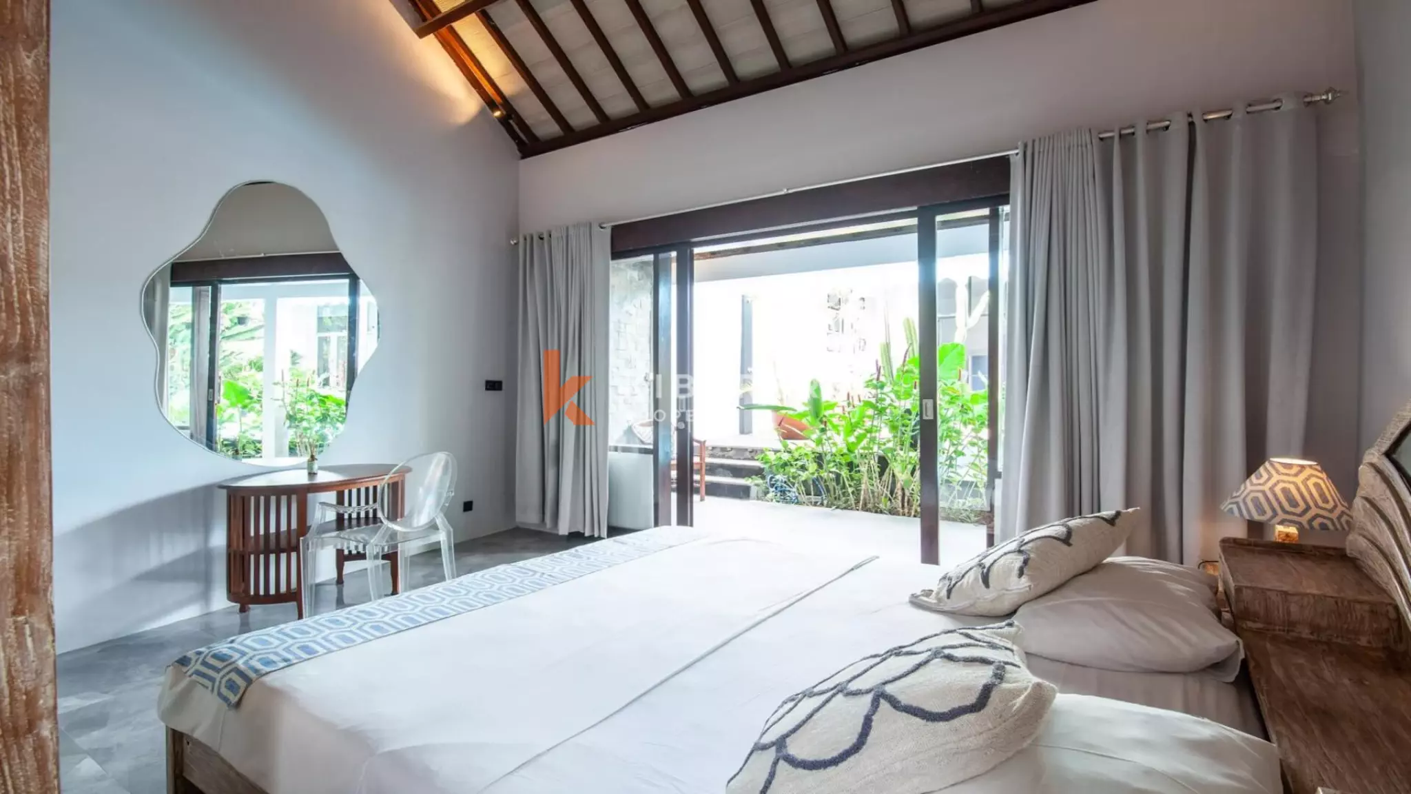 Elegant Bright Contemporary Six-Bedroom Villa with Serene Private Pool in Berawa — image 11