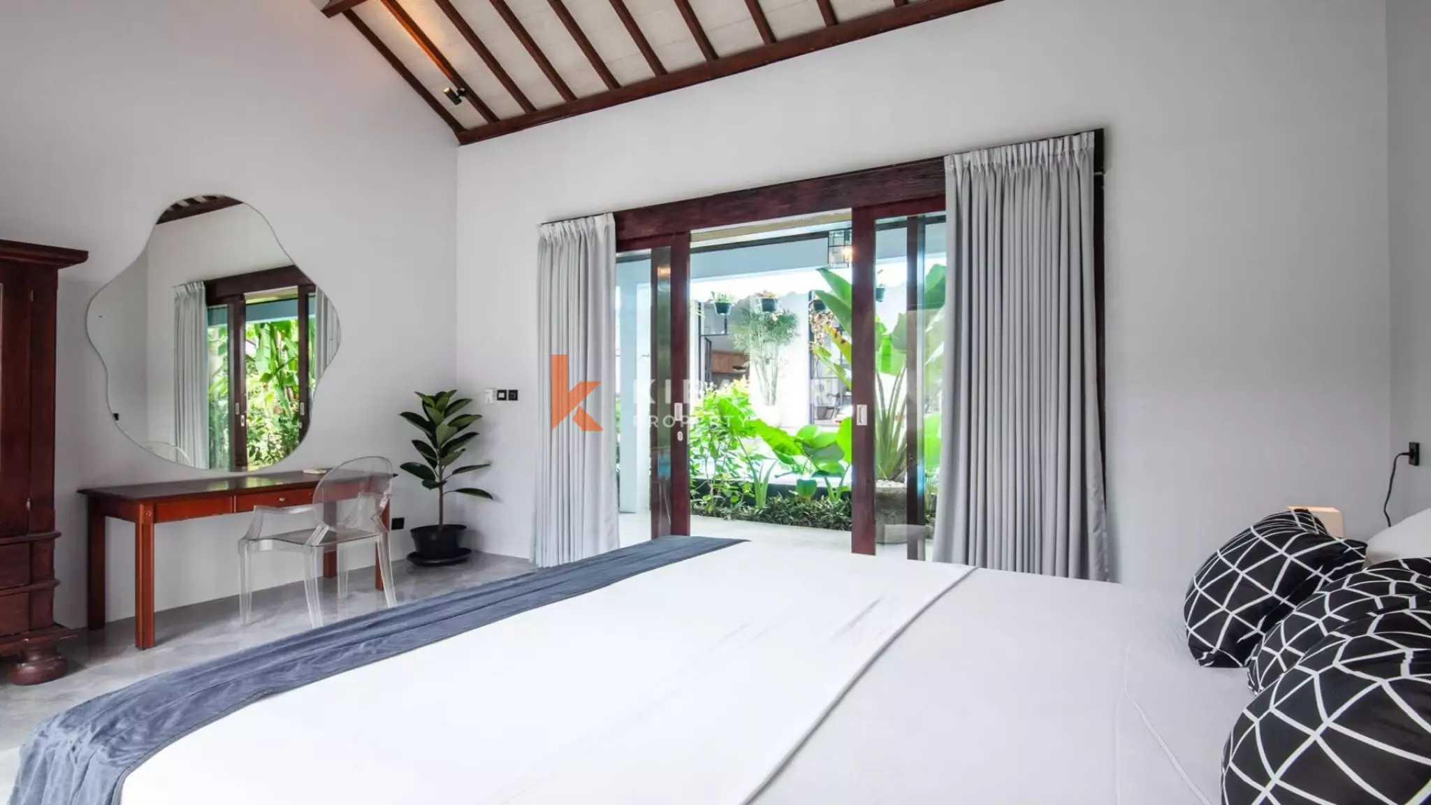 Elegant, Bright, and Contemporary Six-Bedroom Villa with Private Pool in Berawa — image 13