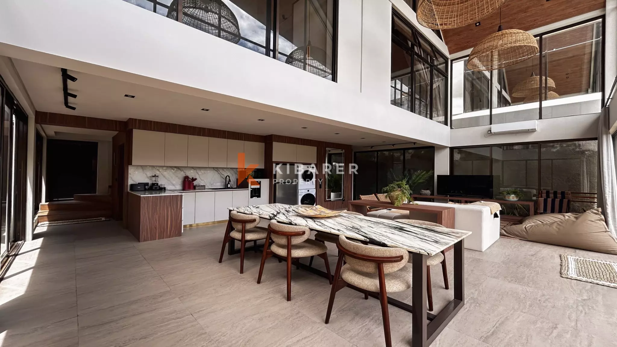Modern Tropical Hideaway: Three-Bedroom Villa in Pererenan — image 2