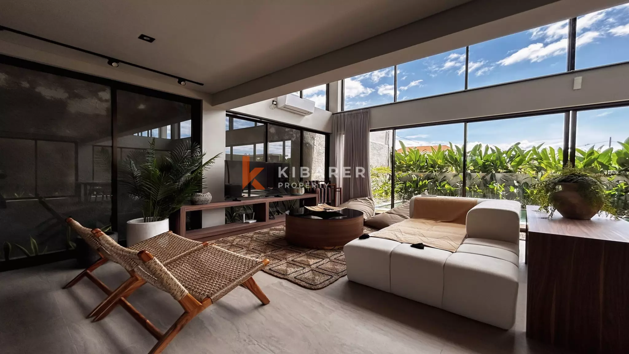 Modern Tropical Hideaway: Three-Bedroom Villa in Pererenan — image 4