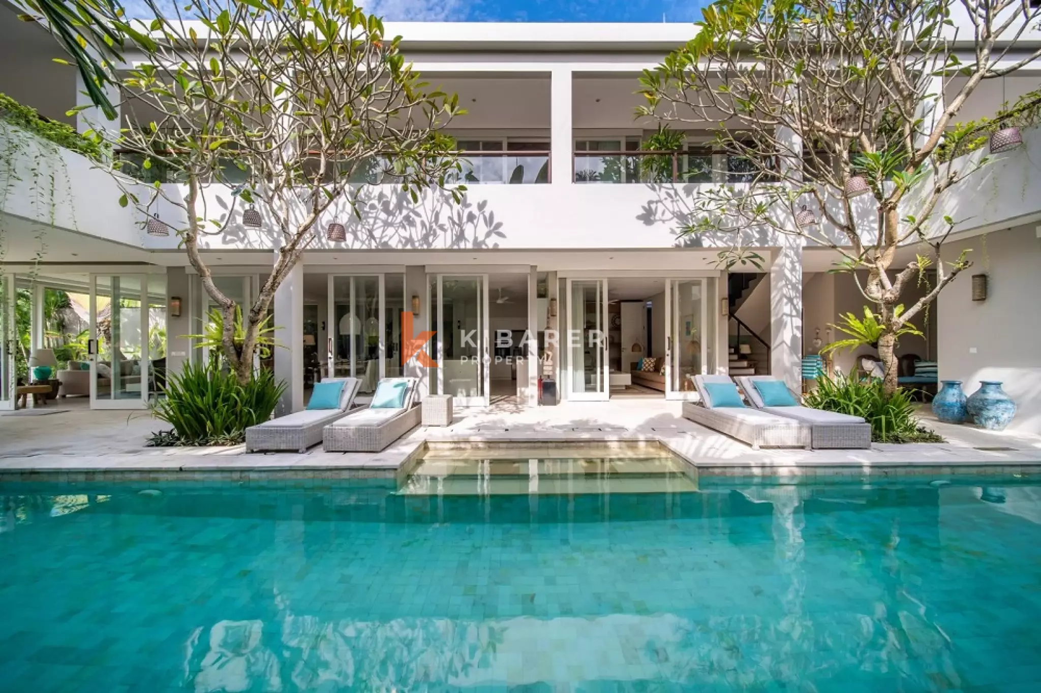 Luxury Spacious Four-Bedrooms Villa Walking Distance to Berawa Beach — image 1