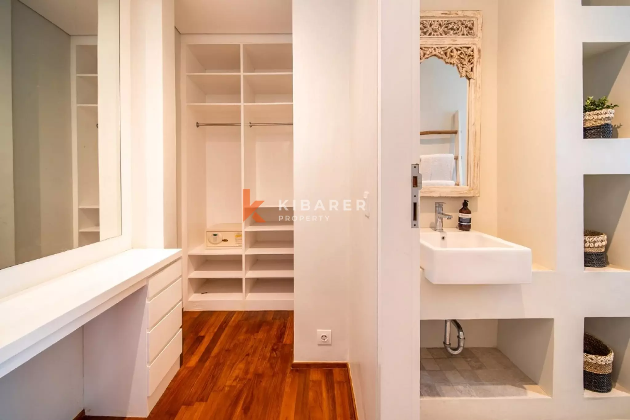 Luxury Spacious Four-Bedrooms Villa Walking Distance to Berawa Beach — image 10