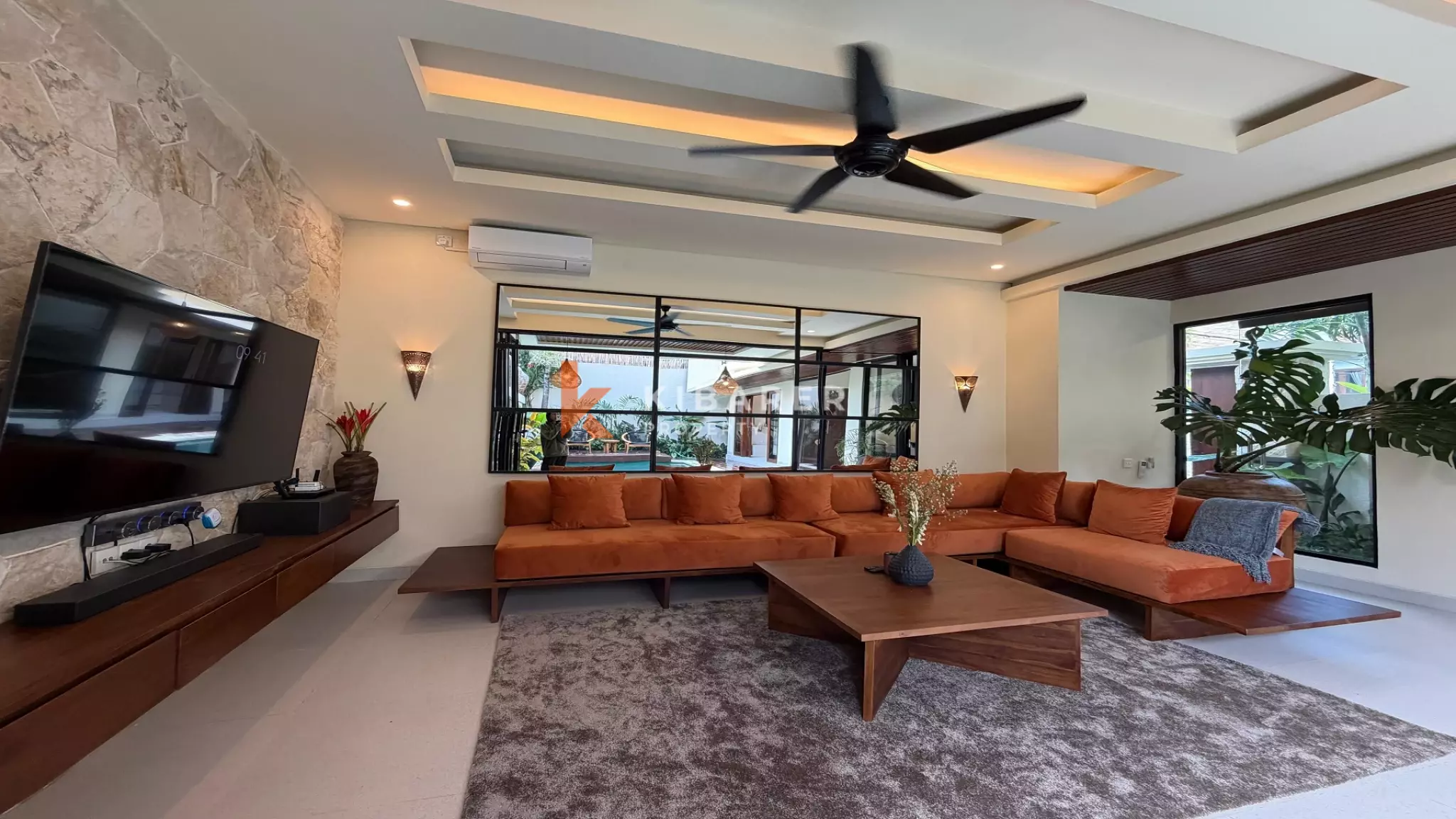 Aesthetic Cream-Tone Three-Bedrooms Villa With Rooftop and Jacuzzi in Berawa — image 3