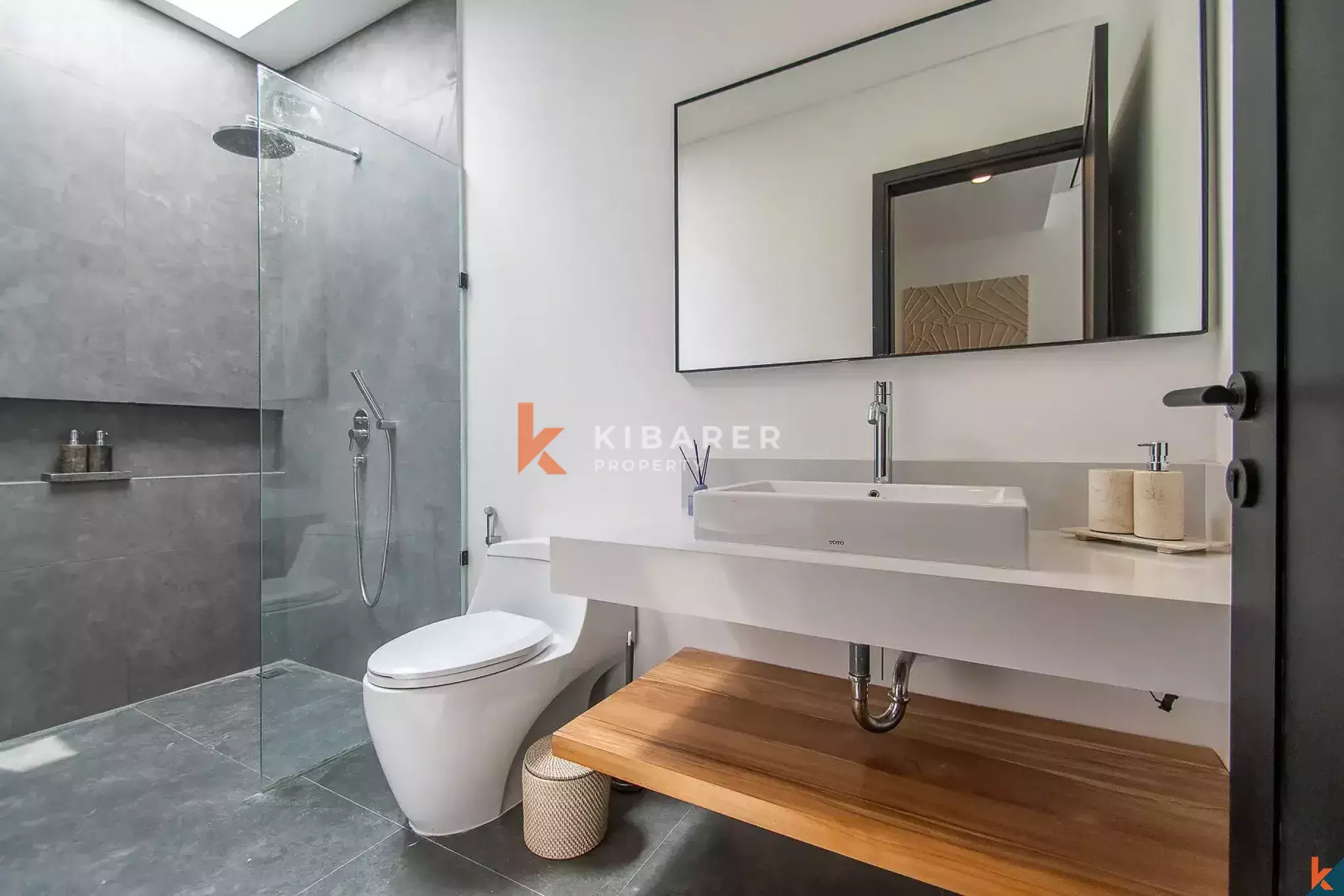 Premium Three-Bedroom Villa with Urban Tropical Design in Umalas — image 9