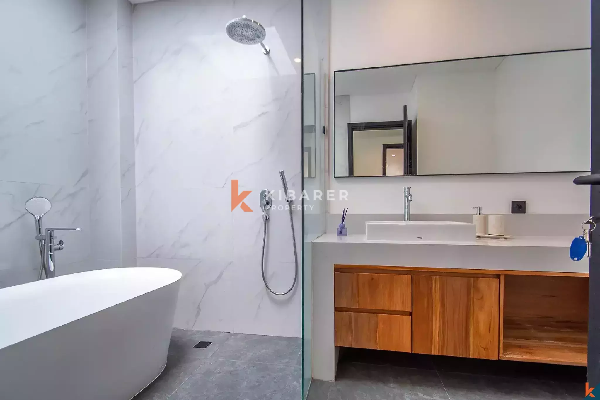 Premium Three-Bedroom Villa with Urban Tropical Design in Umalas — image 19