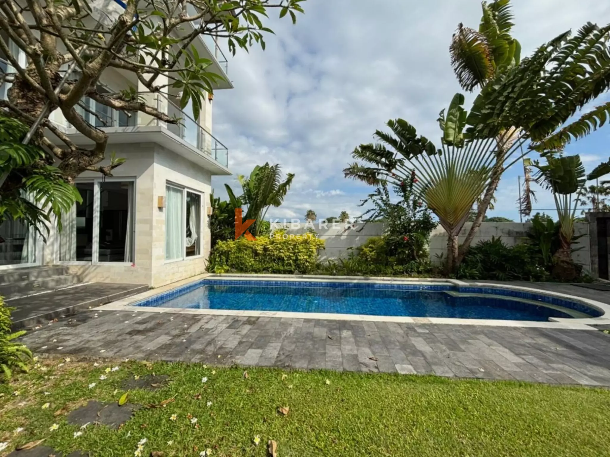 Prime Location Three Bedroom Villa in Berawa Near Finns & Atlas Beach Club — image 2