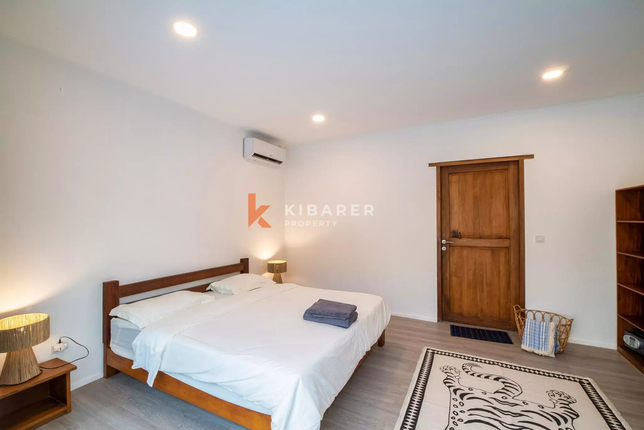 Spacious Entertainment Four-Bedrooms Enclosed Living Villa in Prime Berawa — image 10