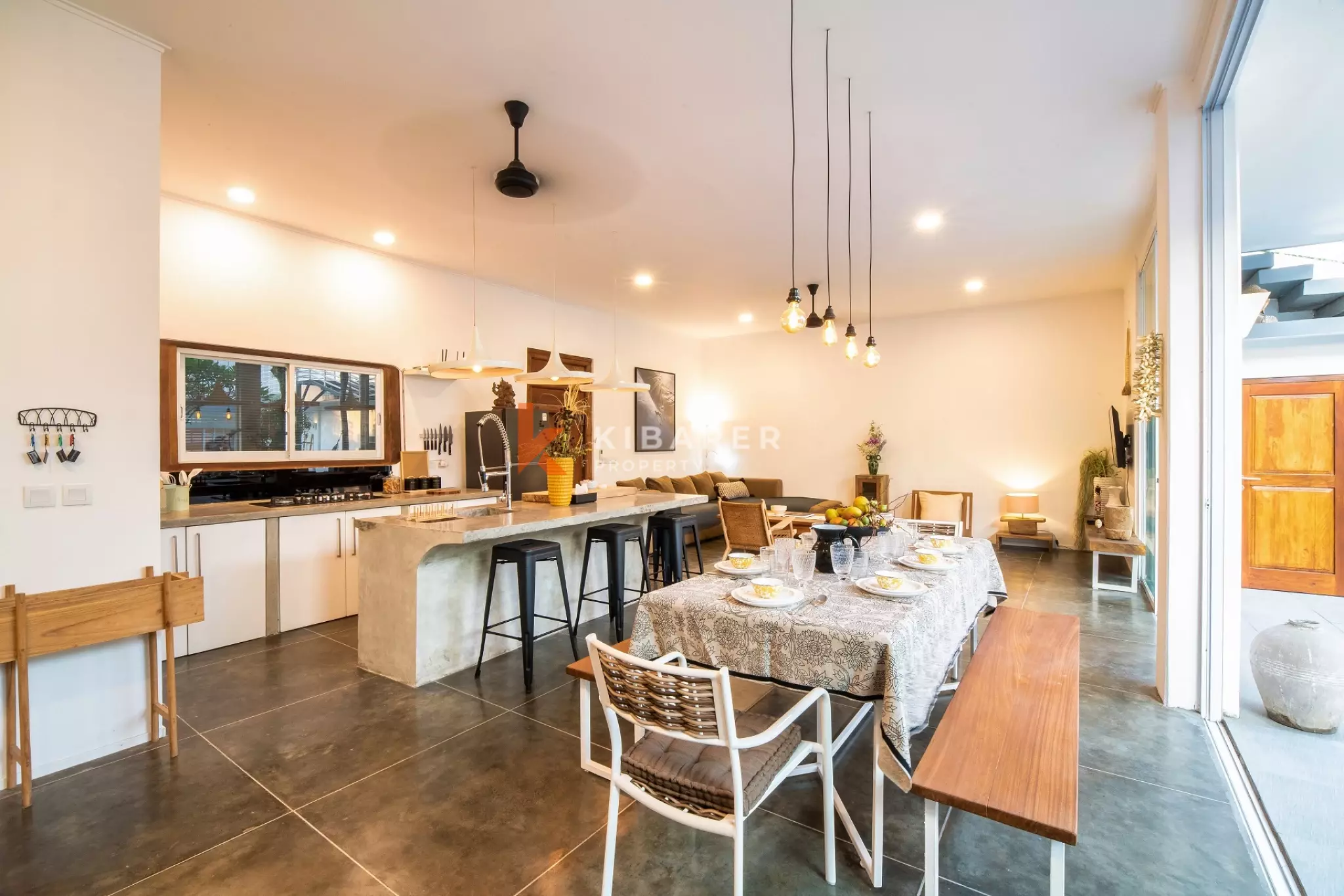 Spacious Entertainment Four-Bedrooms Enclosed Living Villa in Prime Berawa — image 14