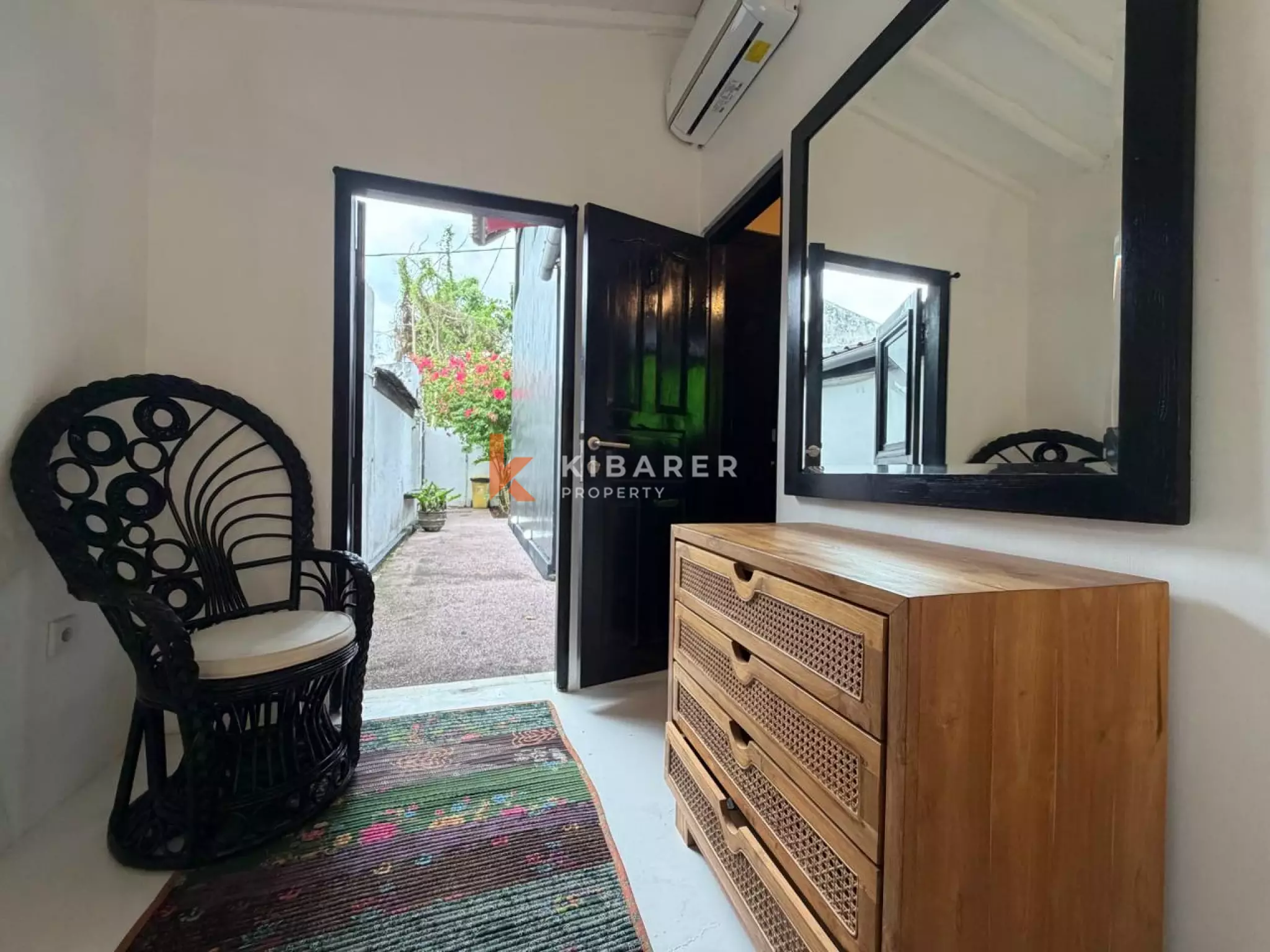 Artictic Contemporer One-Bedroom Loft Plus Additional Room Situated in Berawa — image 5