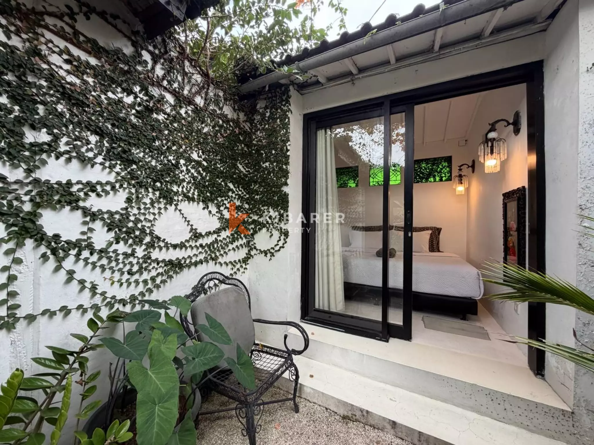 Artictic Contemporer One-Bedroom Loft Plus Additional Room Situated in Berawa — image 1
