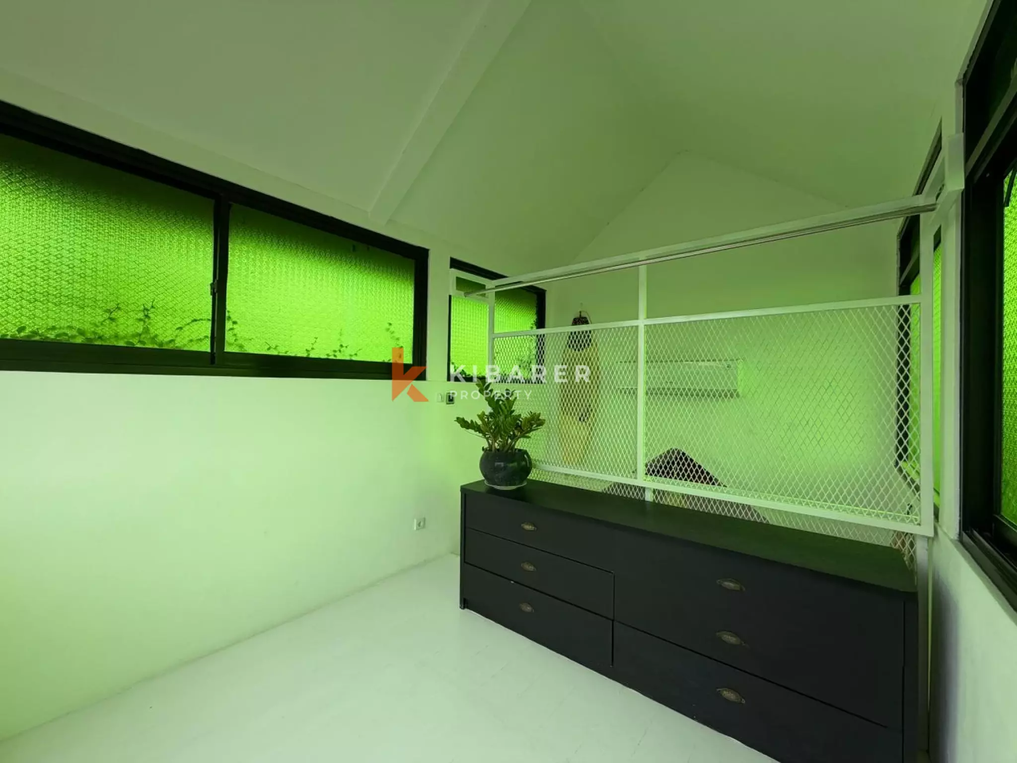 Artictic Contemporer One-Bedroom Loft Plus Additional Room Situated in Berawa — image 9